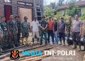 Bahu Membahu, Bhabinkamtibmas Polsek Dolok Batunanggar Bersama Koramil Gotong Royong Perbaiki Rumah Korban Angin Puting Beliung
