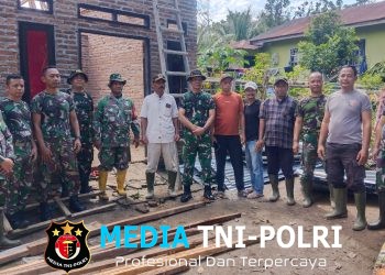 Bahu Membahu, Bhabinkamtibmas Polsek Dolok Batunanggar Bersama Koramil Gotong Royong Perbaiki Rumah Korban Angin Puting Beliung