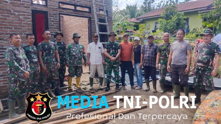 Bahu Membahu, Bhabinkamtibmas Polsek Dolok Batunanggar Bersama Koramil Gotong Royong Perbaiki Rumah Korban Angin Puting Beliung