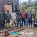 Bahu Membahu, Bhabinkamtibmas Polsek Dolok Batunanggar Bersama Koramil Gotong Royong Perbaiki Rumah Korban Angin Puting Beliung