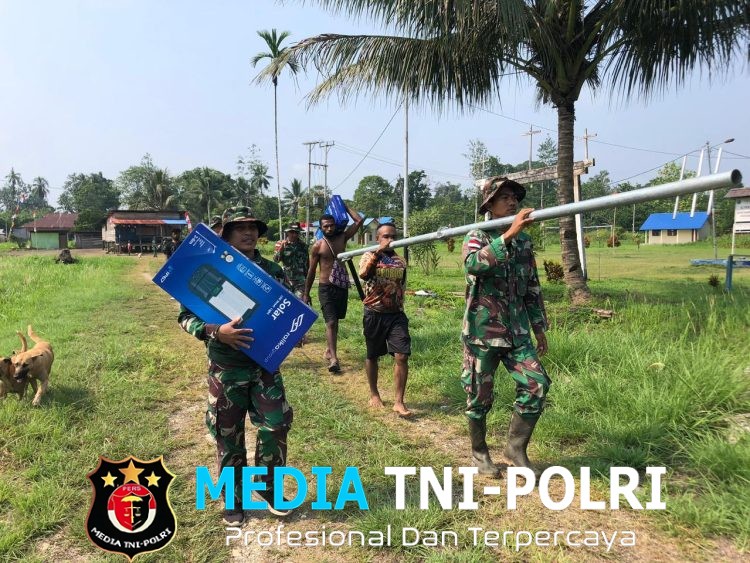 Harapan Baru Terangi Kampung Binaan, Satgas Swasembada Yonif 643/Wns Koops TNI Habema Bersama Warga Pasang Lampu Solar Cell