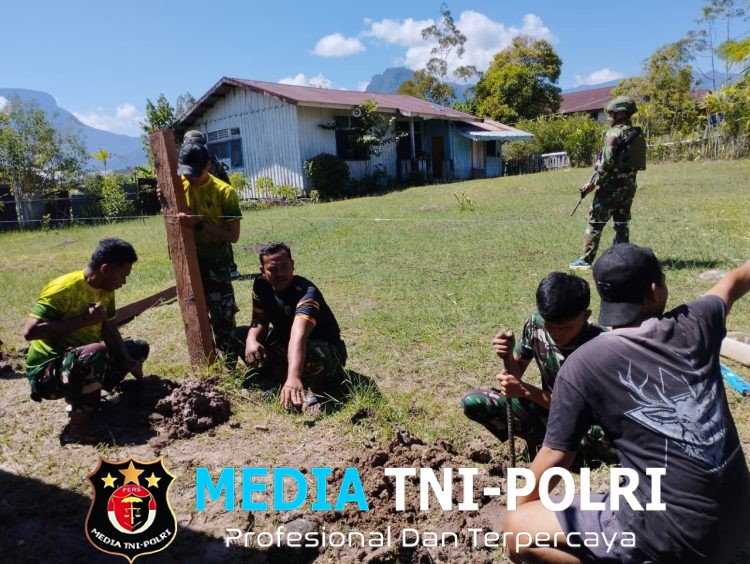 Sinergitas TNI POLRI dengan Kegiatan Pemeliharaan Perawatan Pembangunan Pagar Polsek Apalapsili