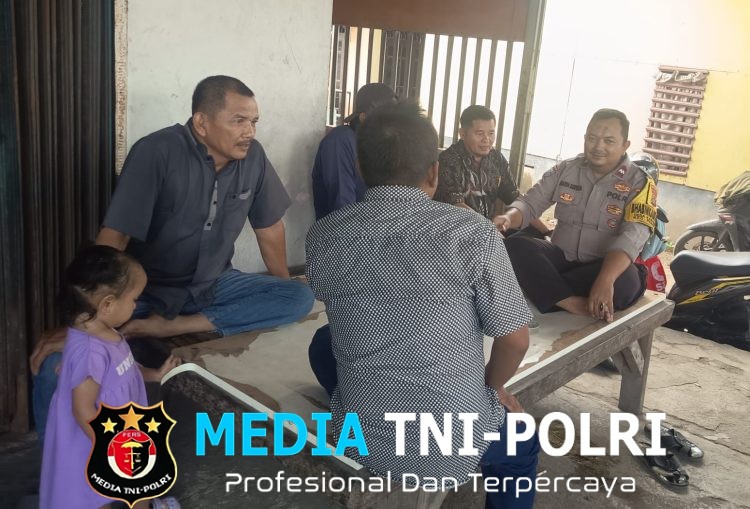 Jaga Jakarta Jaga Bekasi, Bhabinkamtibmas Pebayuran Sambangi Tokoh Masyarakat Karangreja Jelang Pilkades