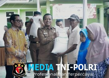 Bupati Pringsewu Riyanto Pamungkas Serahkan Bantuan Pangan Beras Di Pekon Bumiarum