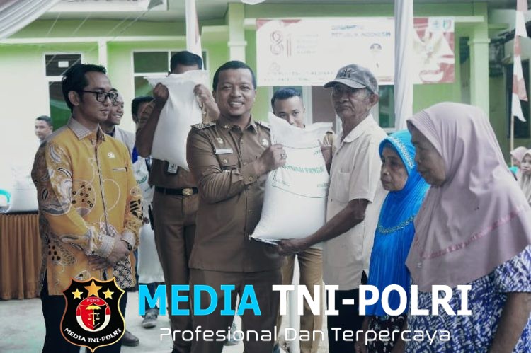 Bupati Pringsewu Riyanto Pamungkas Serahkan Bantuan Pangan Beras Di Pekon Bumiarum