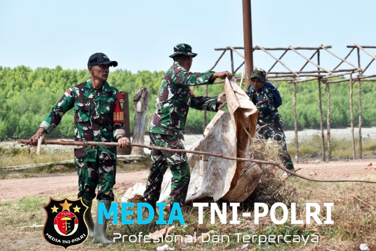 Jelang Festival Kali Maro, Personel Kodim 1707/Merauke Turun Langsung Bersihkan Kawasan Wisata