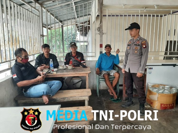 Polisi Patroli Siang, Sempatkan Sapa Warga dan Sampaikan Imbauan Cegah Karhutla di Mandor