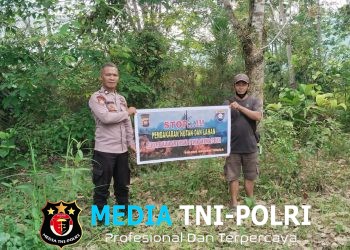 Banner Dibentangkan di Tengah Hutan, Polisi Tegas Serukan STOP Pembakaran Hutan dan Lahan!
