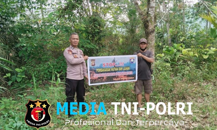 Banner Dibentangkan di Tengah Hutan, Polisi Tegas Serukan STOP Pembakaran Hutan dan Lahan!