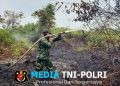 Babinsa Koramil 420-04/Sarolangun Terus Berjibaku Padamkan Karhutla di Desa Sungai Abang