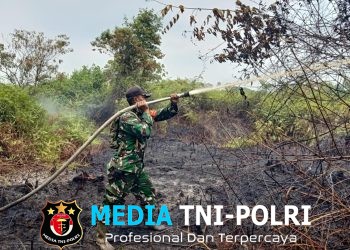 Babinsa Koramil 420-04/Sarolangun Terus Berjibaku Padamkan Karhutla di Desa Sungai Abang