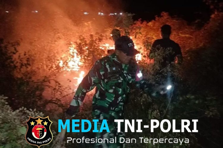 Babinsa Merauke Bersama Masyarakat Padamkan Kebakaran Lahan di Kampung Marga Mulya Semangga 2