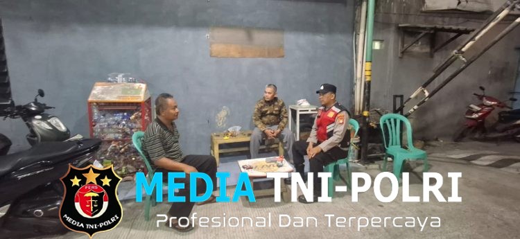Patroli Dini Hari di Pondok Ungu Permai, Polisi Bersama Security Jaga Kondusivitas Lingkungan