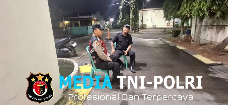 Patroli Dini Hari di Pondok Ungu Permai, Polisi Bersama Security Jaga Keamanan Lingkungan