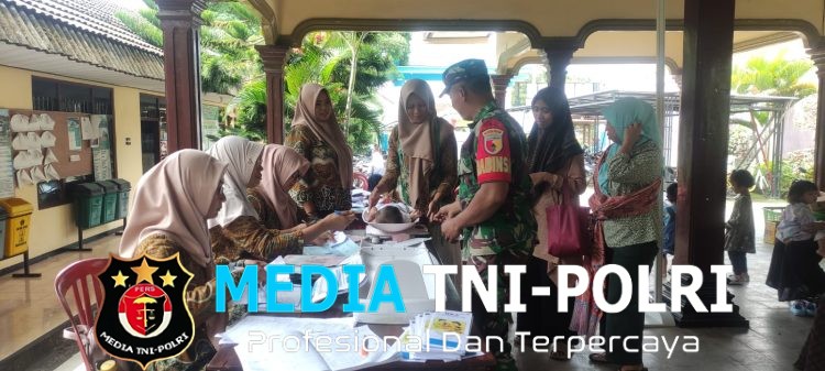 Cegah Stunting Sejak Dini, Babinsa Koramil 0808/03 Kanigoro Turun Tangan Dampingi Kegiatan Posyandu Di Desa Bangle