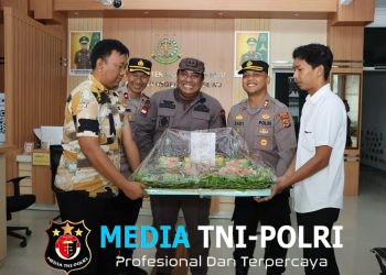 Bawa Tumpeng ke Kejari, Kapolres Pringsewu Perkuat Sinergi Penegakan Hukum