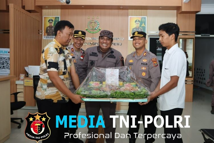 Bawa Tumpeng ke Kejari, Kapolres Pringsewu Perkuat Sinergi Penegakan Hukum