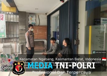 Saat Warga Antre Menabung, Polisi Hadir Berikan Imbauan Kamtibmas