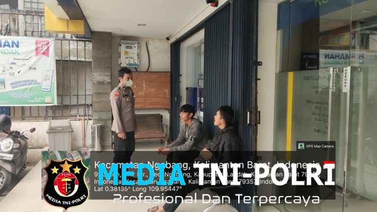 Saat Warga Antre Menabung, Polisi Hadir Berikan Imbauan Kamtibmas