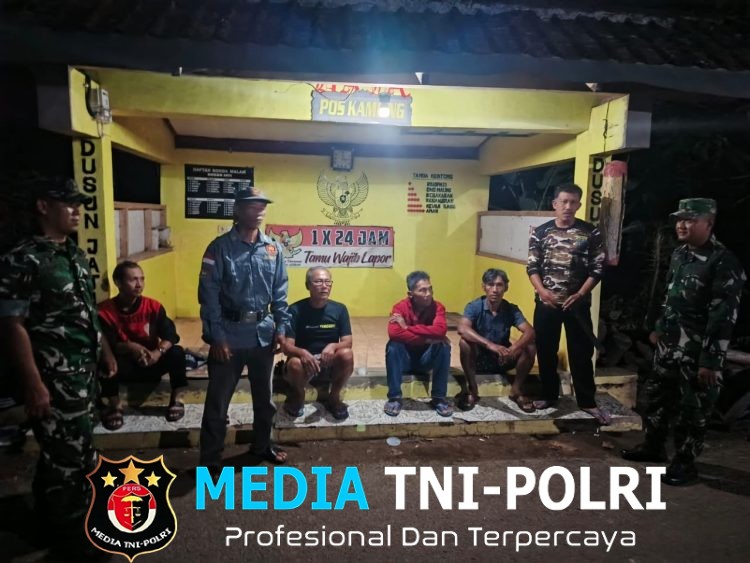 Melalui Patroli Malam, Babinsa Mengajak Warga Wujudkan Wilayah Yang Aman