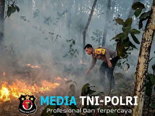 Bhabinkamtibmas Polsek Terbanggi Besar, Bripka Nasrun Harahap Gerak Cepat Padamkan Kebakaran Lahan Warga