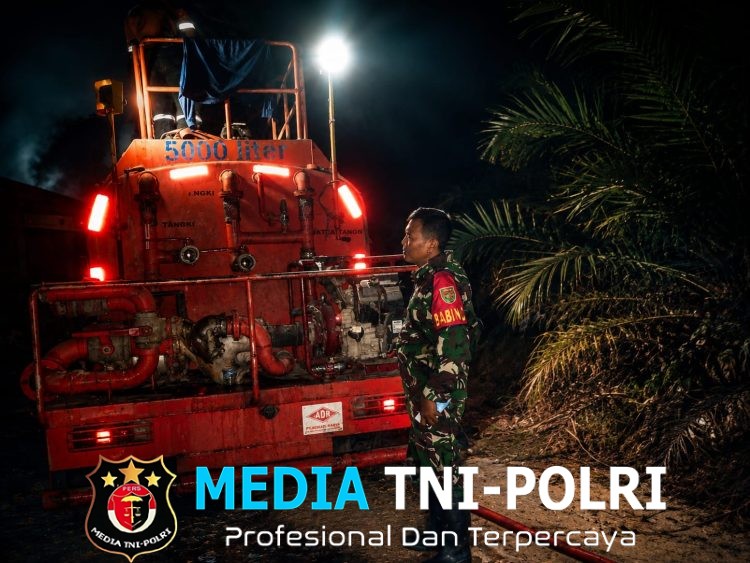 Babinsa Koramil 402-07/Indralaya Berjuang Padamkan Karhutla hingga Pukul 23.45 WIB di Desa Pulau Kabal