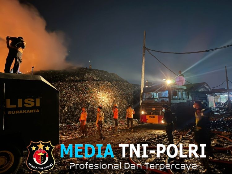2 Water Cannon Dikerahkan Padamkan Kebakaran TPA Putri Cempo Solo