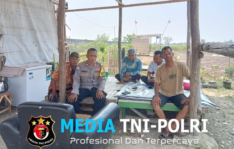 Jaga Jakarta Jaga Bekasi, Bhabinkamtibmas Kedungwaringin Sambangi Warga Desa Mekarjaya