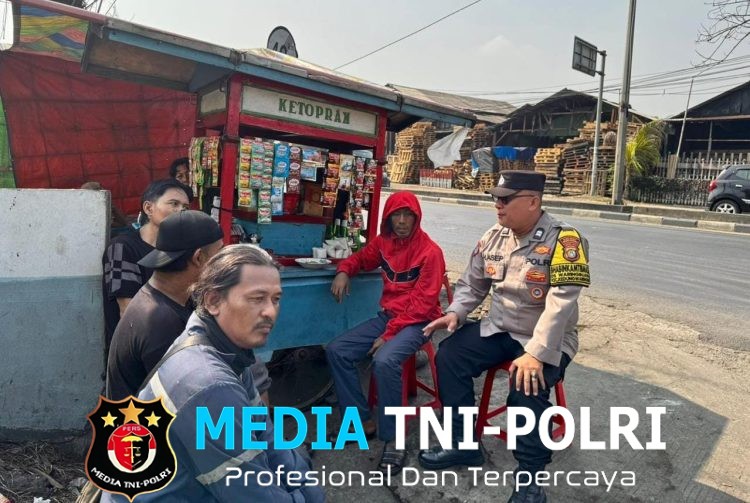 Jaga Jakarta Jaga Bekasi, Bhabinkamtibmas Kedungwaringin Sambangi Warga Desa Waringinjaya