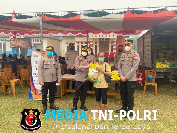Polres Landak Gelar Bakti Kesehatan dan Gerakan Pangan Murah di Jelimpo, 102 Warga Terdampak Kabut Asap Diperiksa