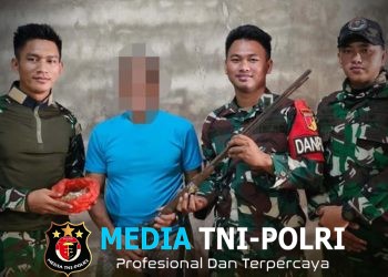 Satgas Pamtas Malaysia Yonarmed 19/Bogani Terima Penyerahan Senjata Rakitan dan Sisik Trenggiling dari Masyarakat