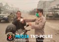 Polisi Turun ke Jalan! Polsek Ngabang Bagikan Masker Gratis, Wujud Nyata Kepedulian kepada Masyarakat