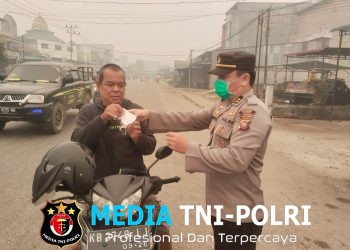 Polisi Turun ke Jalan! Polsek Ngabang Bagikan Masker Gratis, Wujud Nyata Kepedulian kepada Masyarakat