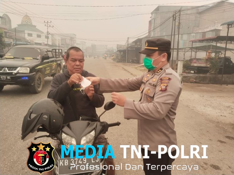 Polisi Turun ke Jalan! Polsek Ngabang Bagikan Masker Gratis, Wujud Nyata Kepedulian kepada Masyarakat