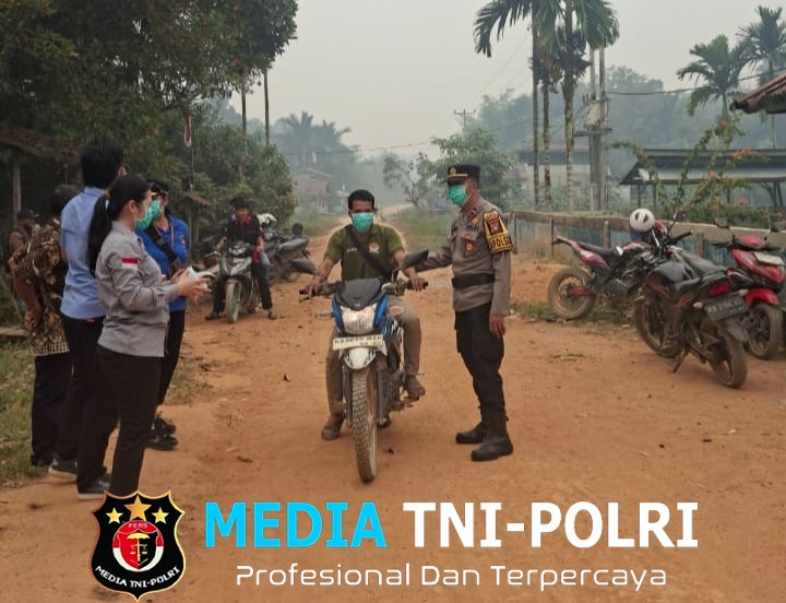 Peduli Kesehatan Warga, Polsek Sebangki Bersama Lintas Sektor Turun ke Jalan Bagikan Masker Gratis Kepada Pengguna Jalan