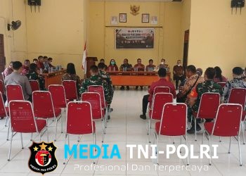 Kapolsek Menyuke Bersama Tim Dari Mabes TNI Bagikan Masker Kepada Warga di Banyuke Hulu