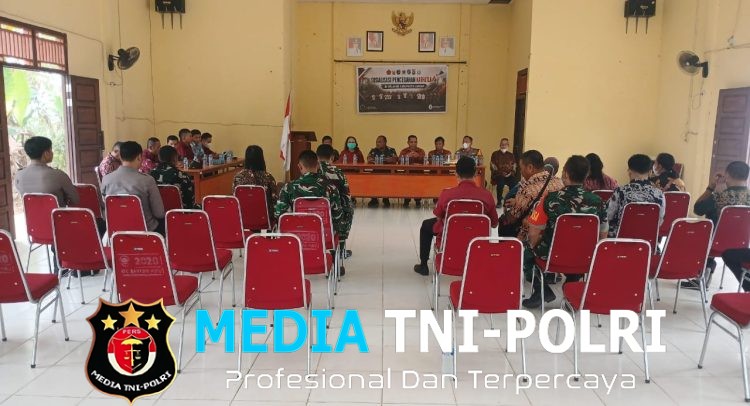 Kapolsek Menyuke Bersama Tim Dari Mabes TNI Bagikan Masker Kepada Warga di Banyuke Hulu