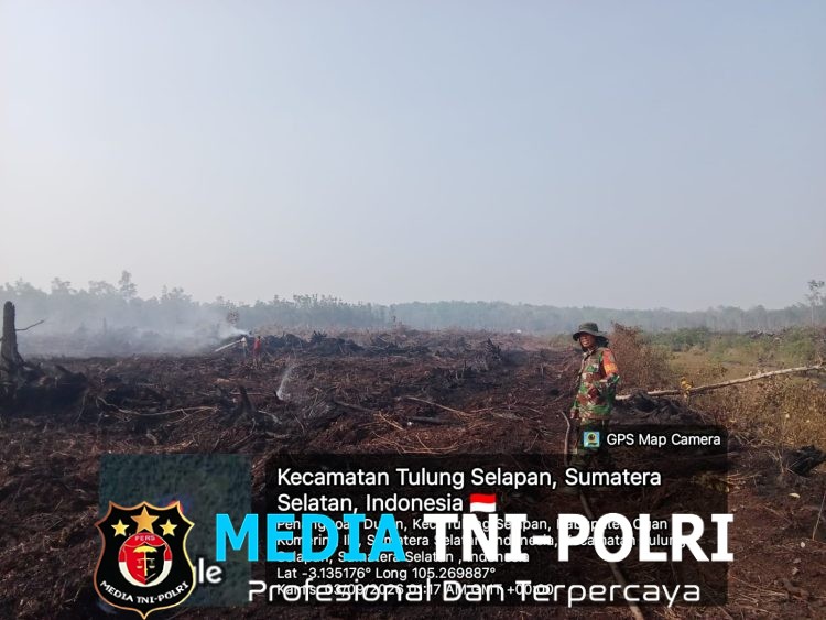 Babinsa Koramil 402-11/Tulang Selapan Kembali Berjibaku Padamkan Karhutla RI Desa Penanggom Duren