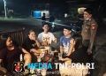 Warga Tengah Bersantai, Polisi Tiba-Tiba Datang Ternyata Ini Tujuannya