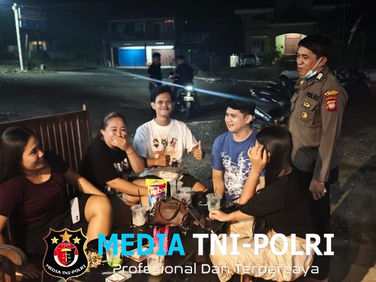 Warga Tengah Bersantai, Polisi Tiba-Tiba Datang Ternyata Ini Tujuannya