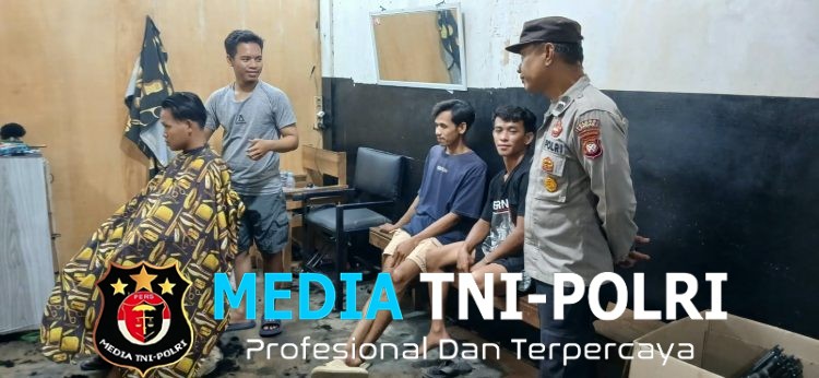 Ada Apa di Tempat Cukur Rambut? Polisi Polsek Mandor Datang Saat Malam Hari