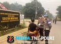 Kapolsek Menyuke Beserta Anggota Bagikan Masker Kepada Penguna Jalan