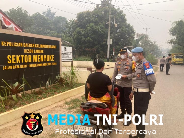 Kapolsek Menyuke Beserta Anggota Bagikan Masker Kepada Penguna Jalan