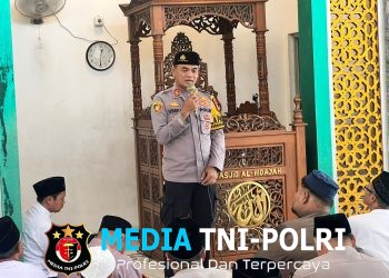 Jaga Jakarta Jaga Bekasi, Kapolsek Setu Gelar Safari Jumat dan Berbagi Sembako Bersama Jamaah