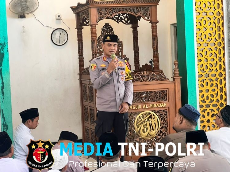 Jaga Jakarta Jaga Bekasi, Kapolsek Setu Gelar Safari Jumat dan Berbagi Sembako Bersama Jamaah