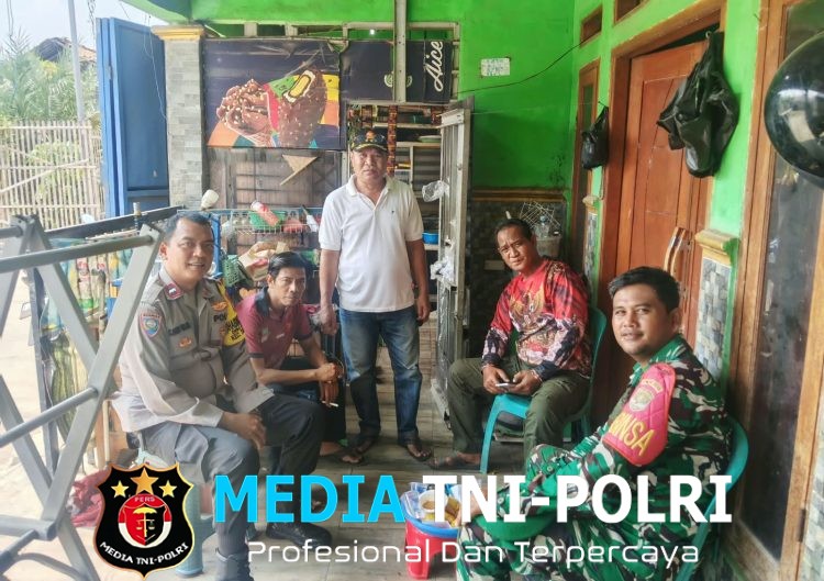 Jaga Jakarta Jaga Bekasi, Bhabinkamtibmas dan Babinsa Sukaraja Sambangi Warga Sampaikan Pesan Kamtibmas