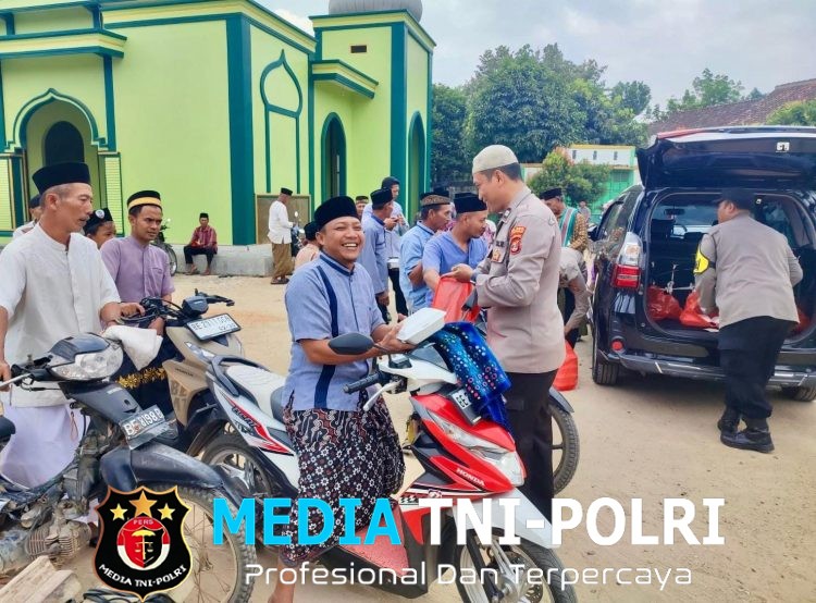 Jumat Berkah, Polsek Punggur Bagikan 400 Nasi Kotak Untuk Masyarakat