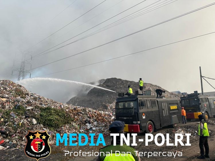 Respons Cepat Brimob Polda Jateng, Api di Sekitar Tower Listrik TPA Putri Cempo Berhasil Dijinakkan