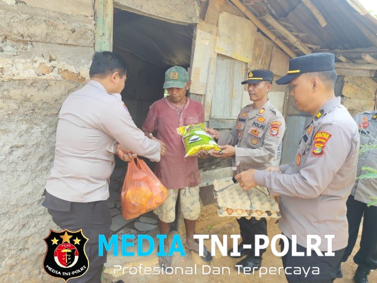 Jumat Berbagi, Polres Lampung Utara Salurkan Infaq Personel kepada Warga di Sekitar Mako
