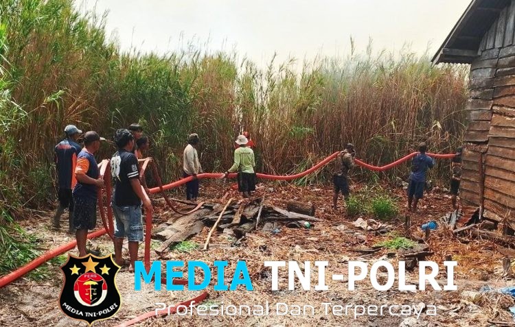 Babinsa Damkar dan Masyarakat Gotong Royong Berhasil Padamkan Api di Kampung Yaba Merauke